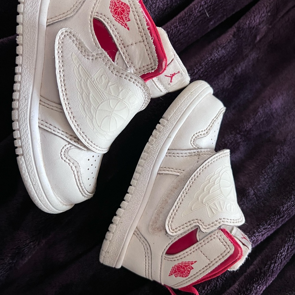 Sky Jordan1 White and Red High-Top Sneakers Classic Basketball Design